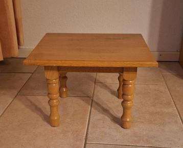 Bijzet tafel eikenhout beschikbaar voor biedingen