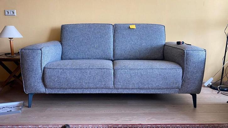 Grijze tweezitsbank in perfecte staat, Huis en Inrichting, Banken | Sofa's en Chaises Longues, Zo goed als nieuw, Tweepersoons