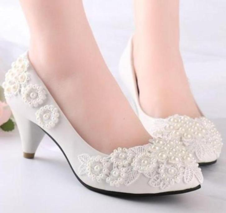 bruidsschoenen maat 37 in ivoor met versiering, Kleding | Dames, Trouwkleding en Trouwaccessoires, Zo goed als nieuw, Schoenen
