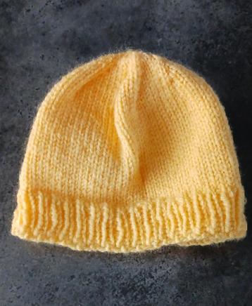 Lief geel gebreid babymutsje beschikbaar voor biedingen