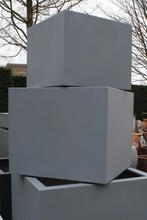 Grote vierkante bloembak grijs Fiberstone terras (2 maten)