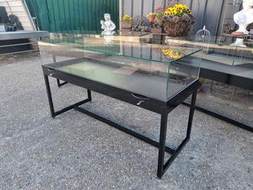 2 Vitrinetafels, juwelendisplays, makkelijk te openen middel beschikbaar voor biedingen