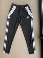 Adidas broek maat S met kaartjes, Kleding | Heren, Ophalen of Verzenden, Zo goed als nieuw, Zwart, Algemeen
