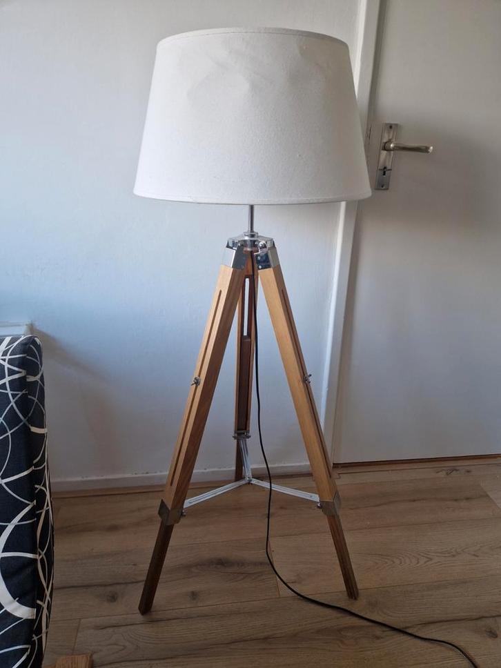 Andrew Naturel Kwantum Staande Lamp, Huis en Inrichting, Lampen | Vloerlampen, Gebruikt, 100 tot 150 cm, Hout, Metaal, Stof, Ophalen
