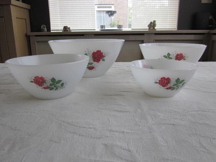 Arcopal France set van 4 schalen met roos, Huis en Inrichting, Keuken | Servies, Zo goed als nieuw, Schaal of Schalen, Overige stijlen