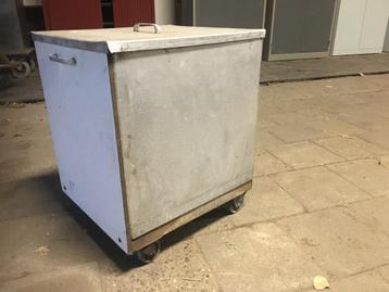 aluminium kistje met deksel en zwenkwieltjes lengte 52 breed beschikbaar voor biedingen