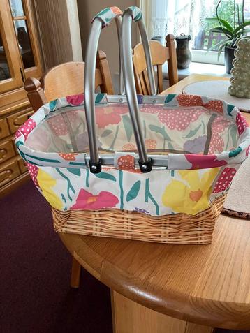 Mooi mandje L 42 cm Br 27 cm H 22 cm beschikbaar voor biedingen