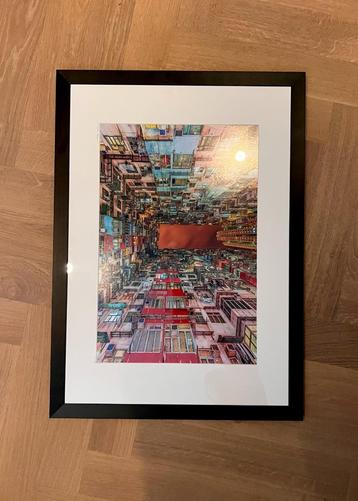 Laurent Dequick – Yick Fat Building – 50x70 cm – NIEUW beschikbaar voor biedingen