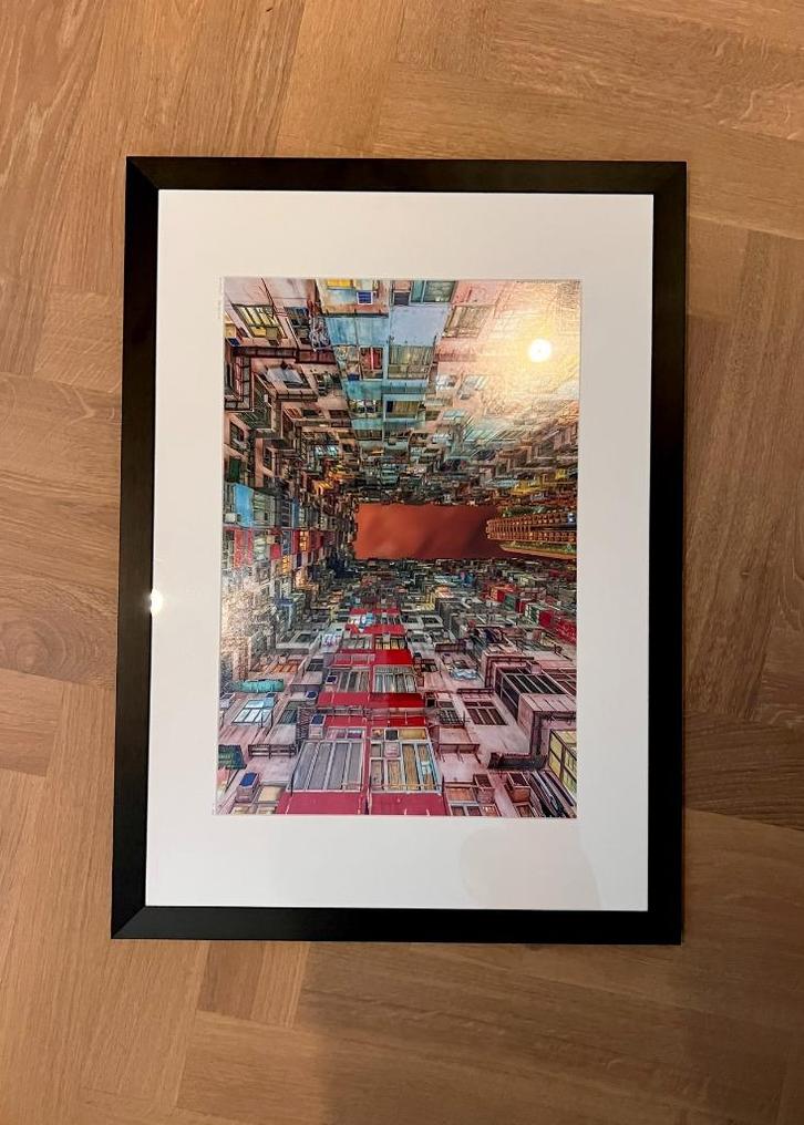 Laurent Dequick – Yick Fat Building – 50x70 cm – NIEUW, Huis en Inrichting, Woonaccessoires | Schilderijen, Tekeningen en Foto's
