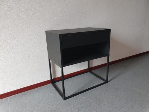 Ikea Vikhammer nachtkastje, zo goed ala nieuw, Huis en Inrichting, Slaapkamer | Nachtkastjes, Zo goed als nieuw, 55 tot 70 cm