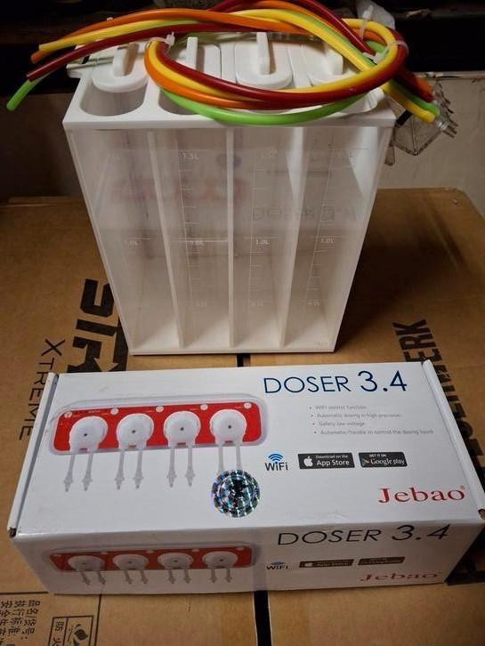 Jebao Doser 3.4 + Skimz Dosing container, Dieren en Toebehoren, Vissen | Aquaria en Toebehoren, Zo goed als nieuw, Gevuld zeewateraquarium