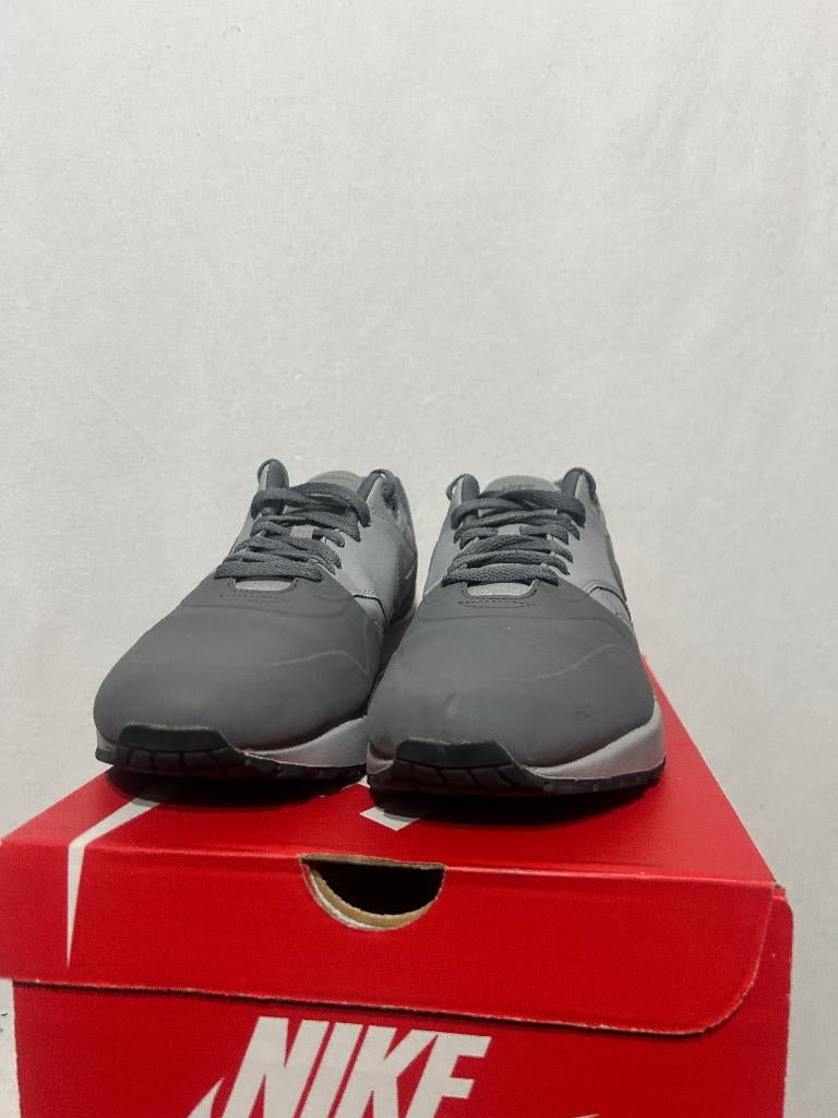 ALS NIEUW! Maat 44,5 - Nike Air Max 1 Premium Se Wolf Grey, Kleding | Heren, Schoenen, Overige kleuren, Verzenden, Nike, Nike