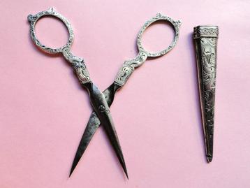 antiek zilver naaischaartje in zilveren schede beschikbaar voor biedingen