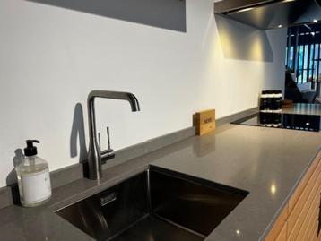 Luxe Showroomkeuken – Kvik CIMA LIGHT OAK & BORDO WHITE – Zo beschikbaar voor biedingen