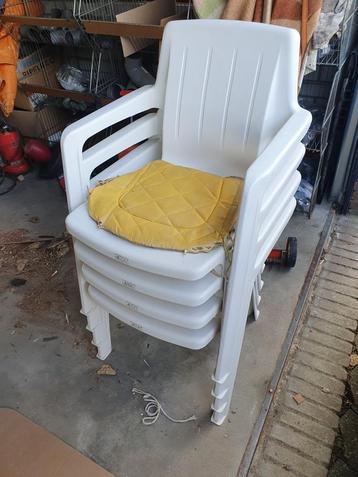 4 witte tuinstoellen met tafel beschikbaar voor biedingen