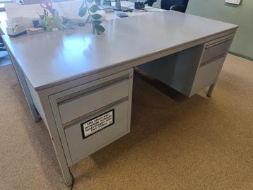 Vintage Metalen bureau beschikbaar voor biedingen