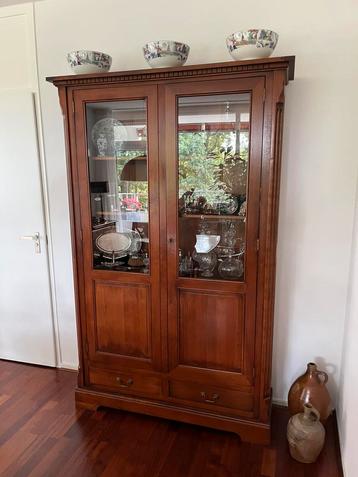 Kersen houten vitine kast. beschikbaar voor biedingen