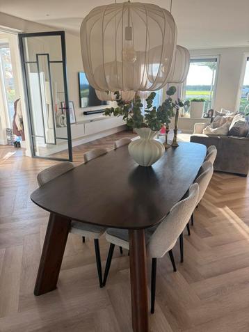 Eettafel beschikbaar voor biedingen
