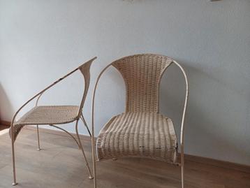 2 metalen/rieten stoelen