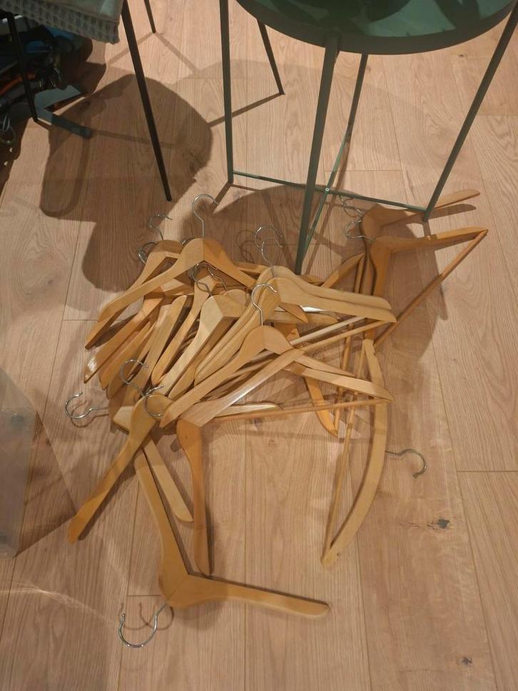 Gratis houten kledinghangers, Kleding | Dames, Kledinghangers, Gebruikt, Hout, Volwassenen, Ophalen