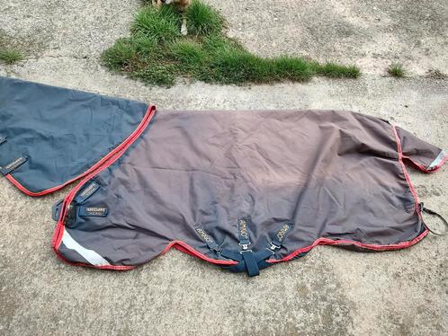 Amigo Bravo 100 grams regendeken met hals maat 6"9/205, Dieren en Toebehoren, Paarden en Pony's | Dekens en Dekjes, Zo goed als nieuw