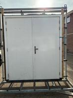 Kozijn met dubbele garage deuren, Garagedeur, Ophalen of Verzenden, Zo goed als nieuw, Hout