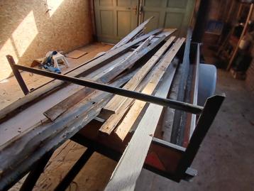 Oud hout.  beschikbaar voor biedingen