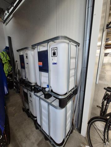 IBC Container 600 liter Wit Kunststof Onderstel 4 stuks beschikbaar voor biedingen