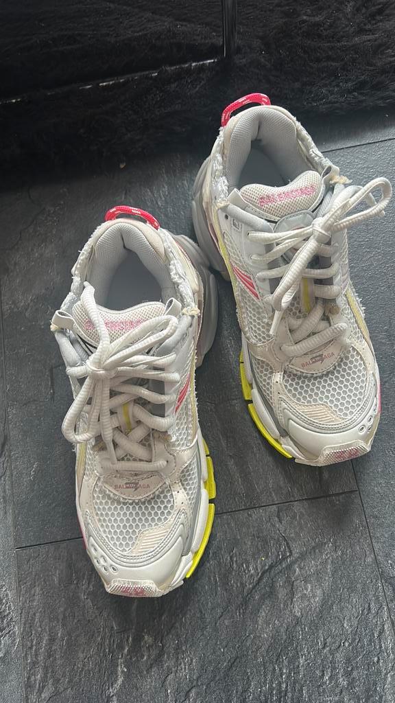 BALENCIAGA RUNNER wit 38 met kleurige details ZGAN kerstkado, Kleding | Dames, Schoenen, Gedragen, Sneakers of Gympen, Wit, Ophalen of Verzenden