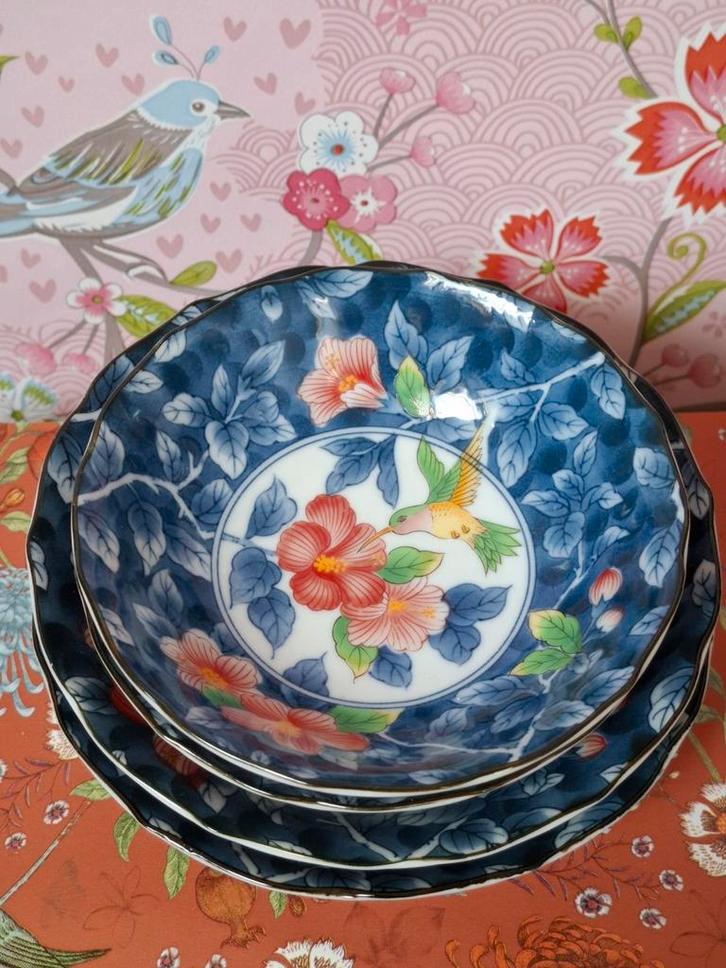 Kleurrijke kommetjes 2 maten kolibrie bloemen, Antiek en Kunst, Antiek | Porselein, Ophalen