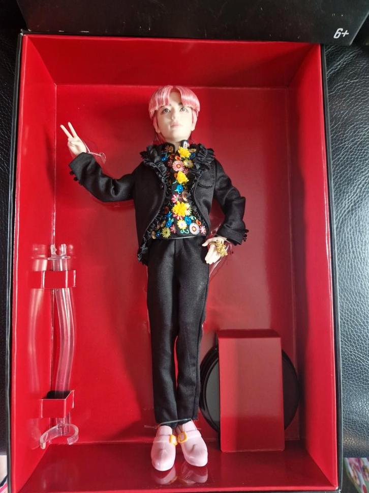 BTS "V" Pop van Mattel, Verzamelen, Film en Tv, Nieuw, Actiefiguur of Pop, Ophalen