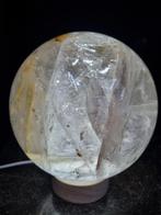 Grote heldere bergkristal bol met regenboogjes, Verzamelen, Ophalen of Verzenden, Mineraal