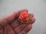 Broche Goldtone met Koraalrode Bloem * Vintage, Ophalen of Verzenden, Overige materialen, Broche