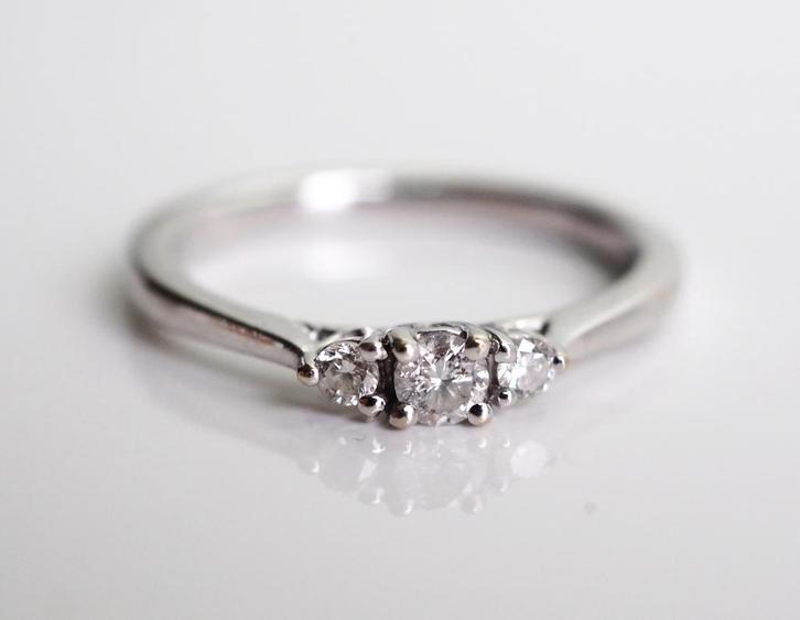 14 krt witgouden ring met drie diamanten, Sieraden, Tassen en Uiterlijk, Ringen, Zo goed als nieuw, Dame, Kleiner dan 17, Goud