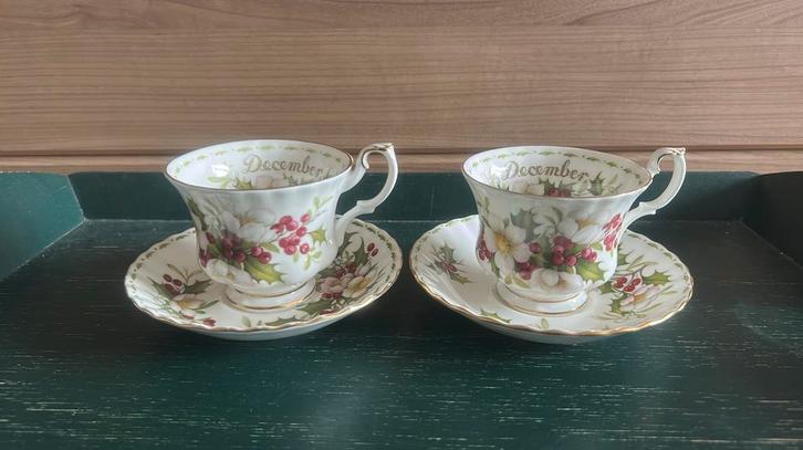 2 Royal Albert December maand heren kop en schotels setprijs, Verzamelen, Porselein, Kristal en Bestek, Zo goed als nieuw, Kop en/of schotel
