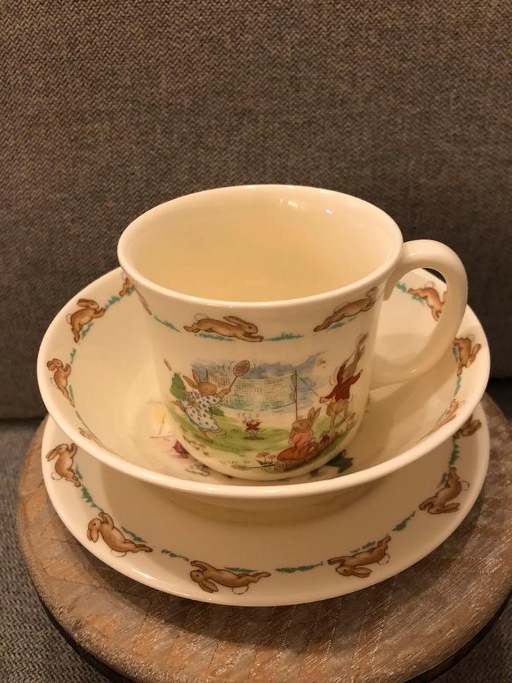 Bunnykins, Schattig Serviesje + knuffeltje Peter Konijn, Huis en Inrichting, Keuken | Servies, Zo goed als nieuw, Kop(pen) en/of Schotel(s)