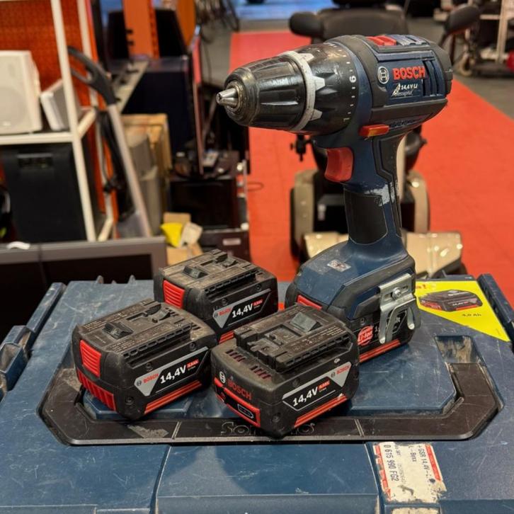 Bosch GSR 14.4V Li accu boormachine met 4 4Ah accus en lader, Doe-het-zelf en Verbouw, Gereedschap | Boormachines, Zo goed als nieuw