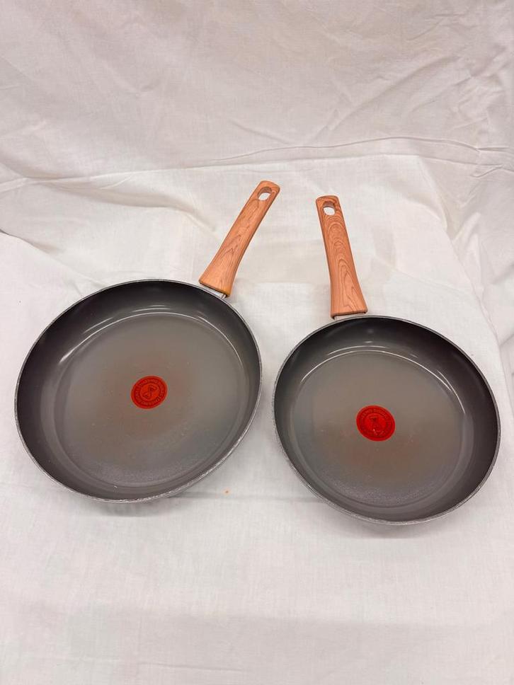 Tefal Renew Pannenset 24 & 28 cm, Huis en Inrichting, Keuken | Potten en Pannen, Nieuw, Pannenset, Aluminium, Inductieplaat, Ophalen of Verzenden