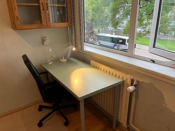 IKEA bureau + bureaustoel + lamp + vloerbeschermer beschikbaar voor biedingen