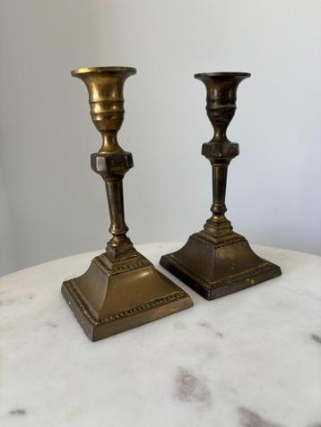Set vintage messing kandelaars met vierkante voet beschikbaar voor biedingen