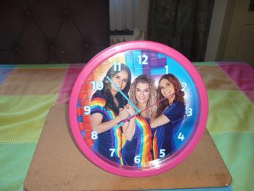 Mooie wandklok met de meidengroep K3 erop in goede staat beschikbaar voor biedingen