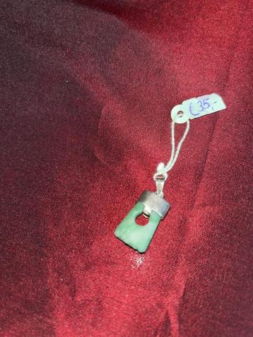Vintage hanger van echte jade beschikbaar voor biedingen