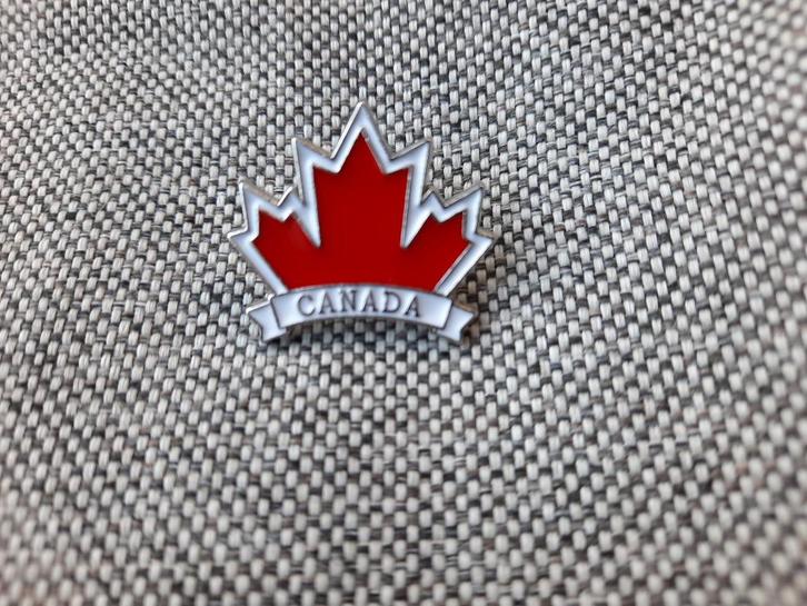 1 mooie pin van een eikenblad met Canada te koop, Verzamelen, Speldjes, Pins en Buttons, Nieuw, Speldje of Pin, Stad of Land, Ophalen of Verzenden