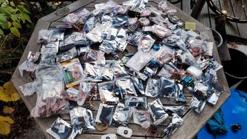 Electronica ongeveer 100 zakjes + wat losse onderdelen  beschikbaar voor biedingen