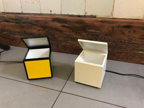 Twee kubusvormige designlampen – retro / modern, Huis en Inrichting, Lampen | Tafellampen, Gebruikt, Minder dan 50 cm, Kunststof