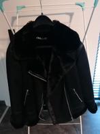 Leuke suède zwarte winterjas met bond, Kleding | Dames, Jassen | Winter, Ophalen, Maat 42/44 (L), Zo goed als nieuw, Zara