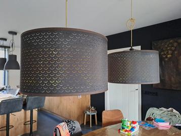 2x complete NYMÖ Lampenkappen zwart/messing 59cm beschikbaar voor biedingen