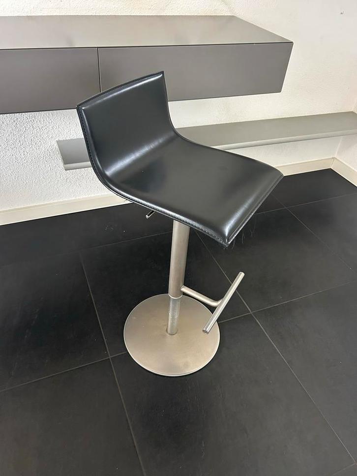 LaPalma Barkruk - Stijlvol Design, Huis en Inrichting, Barkrukken, Zo goed als nieuw, 60 tot 90 cm, Leer, 1 kruk, In hoogte verstelbaar