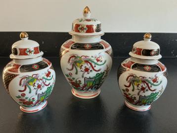 Set van 3 Chinese vazen met deksel - Rood, blauw & goud beschikbaar voor biedingen