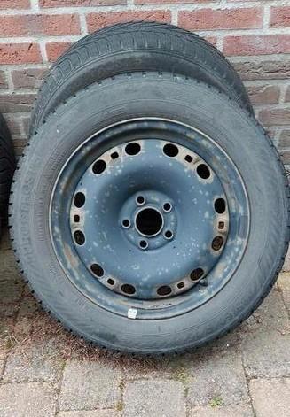 Winterbanden met stalen velg beschikbaar voor biedingen
